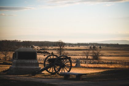 Gettysburg battlefield with cannon and stone monument
